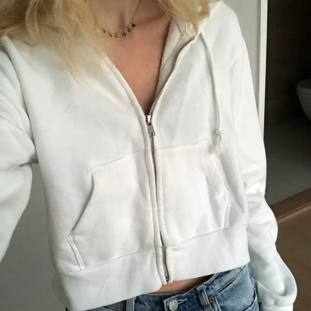 Fin och skön zip up hoodie från Brandy Melville🌟 Bra skick, frakt tillkommer. Tröjor & Koftor.