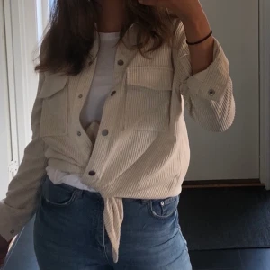 Manchester overshirt beige - Overshirt/skjorta från Gina i M. Välanvänd men hänger mest i garderoben numera så hoppas någon annan kan få användning för den! Superfin och kan varieras mycket! Nypris var ca 400kr. 