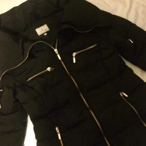  - Svart jacka med 70%dun och guldiga detaljer. Köpte den förra månaden för 1199kr, går ner till 500kr. 