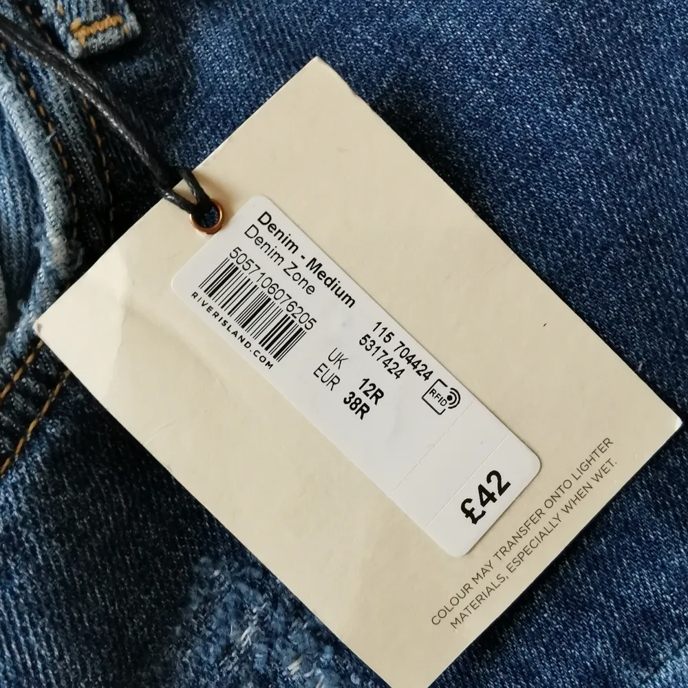 Oanvända jeans från River Island, lös passform boyfriend Strl. 12. Mid rise. Prislappen kvar. Jeans & Byxor.