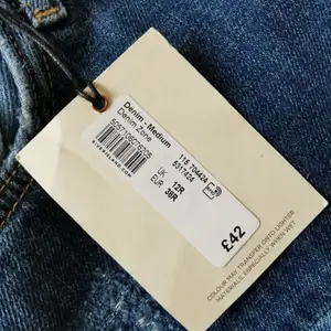 Oanvända jeans från River Island, lös passform boyfriend Strl. 12. Mid rise. Prislappen kvar