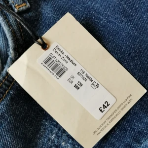 River Island boyfriend jeans - Oanvända jeans från River Island, lös passform boyfriend Strl. 12. Mid rise. Prislappen kvar