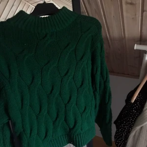grön stickad tröja - snygg grön kabestickad tröja! 