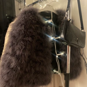 Pälsjacka  - Säljer denna fina pälsjackan då den inte passar mig, helt oanvänd. Storlek L men funkar även som S/M då den är liten i storlek. Säljer för 150kr