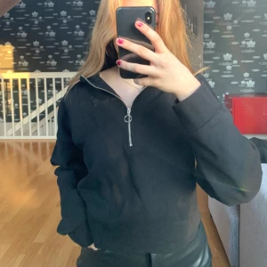 Svart croppad tröja  - Säljer denna svarta croppade tröja från lager 157. Nästan aldrig använd.