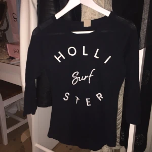  - En Holli Ster tröja.
Mörkblå ser svart ut ®
