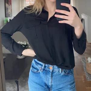 Skjorta från atmosphere storlek M - Jättefin skjorta köpt på New yorker tror jag i storlek 38 men passar mig som är S. Lite längre men går att vika in om man vill! Frakt tillkommer