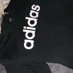 Adidas T-shirt  - Superfin adidas T-shirt, knappt använd