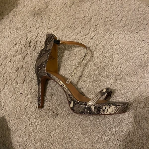 Klackskor - Fake ormskinns klackskor från h&m använda fåtal gånger. 