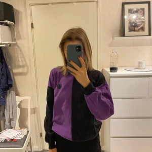 sweatshirt  - lila-svart randig sweatshirt med logga på bröstet, bra skick inga synliga märken eller fläckar, står ingen storlek med jag är i vanliga fall s/xs buda