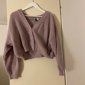 Lila cardigan  - Lila kofta från hm som jag köpte för ca 1 År sedan, inte använd så jättemycket. Bra skick. Köpt för 199. Sitter bra på mig som är en M.