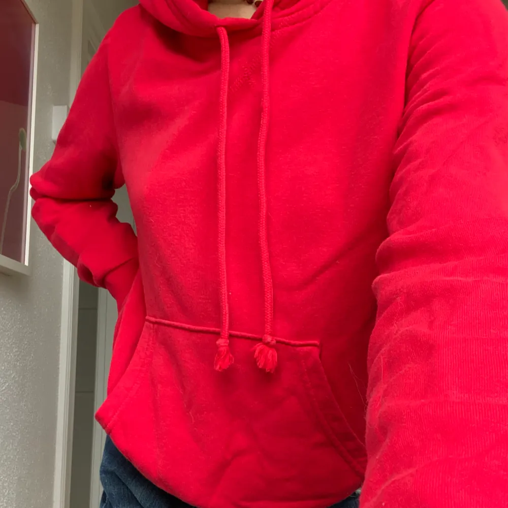 En röd hoodie i storlek S. Jag har en likadan till så säljer därför denna. Kontakta mig med ett bud!👍🏻. Hoodies.