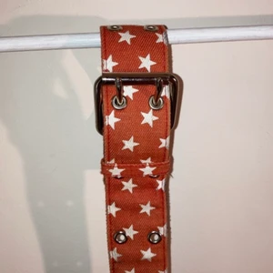 GROMMET SKÄRP  - väldigt retro/vintage rött grommet bälte men vita stjärnor på :) 