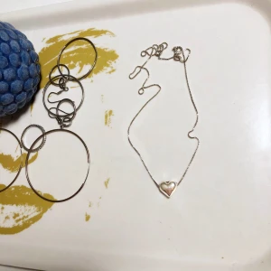 PERFEKTA HJÄRTHALSBANDET - Säljer bort flera silversmycken till bra priser på min sida! Frakt 11kr 😊 