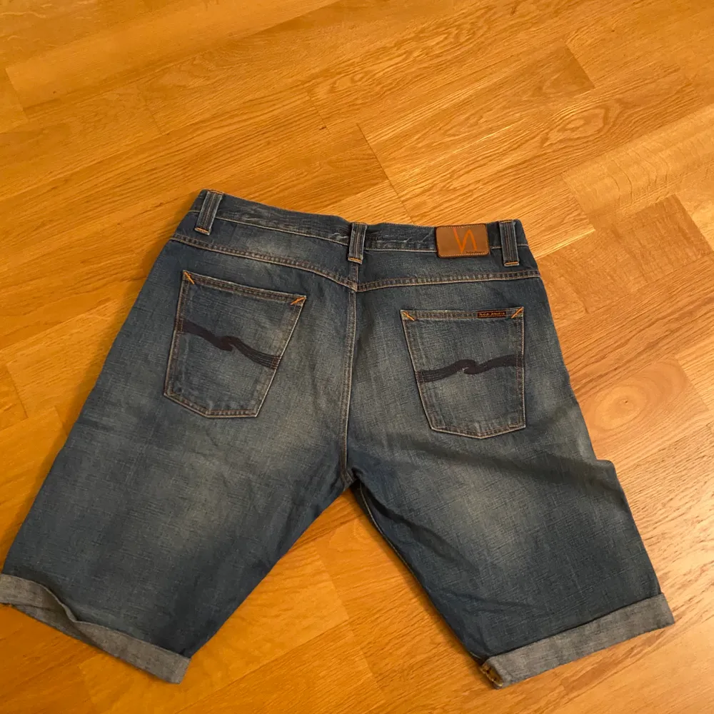 Storlek W38 L32, men tight så passar även W36.                   Originalpris - 700kr. Jeans & Byxor.