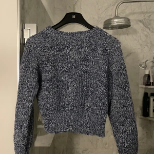 Blå/vit trendig stickad tröja säljes! - Tröjan är i storlek XS men passar definitivt en S också! I ärmarna och i midjan går plagget innåt vilket skapt en väldigt snygg passform. Använd Max 3-4 ggr eftersom den är ganska ny!