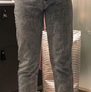 Ett par supersnygga byxor. Blåa stentvättade jeans i storlek 34. Är på bilden ca 1.64. (Köparen står för frakten)
