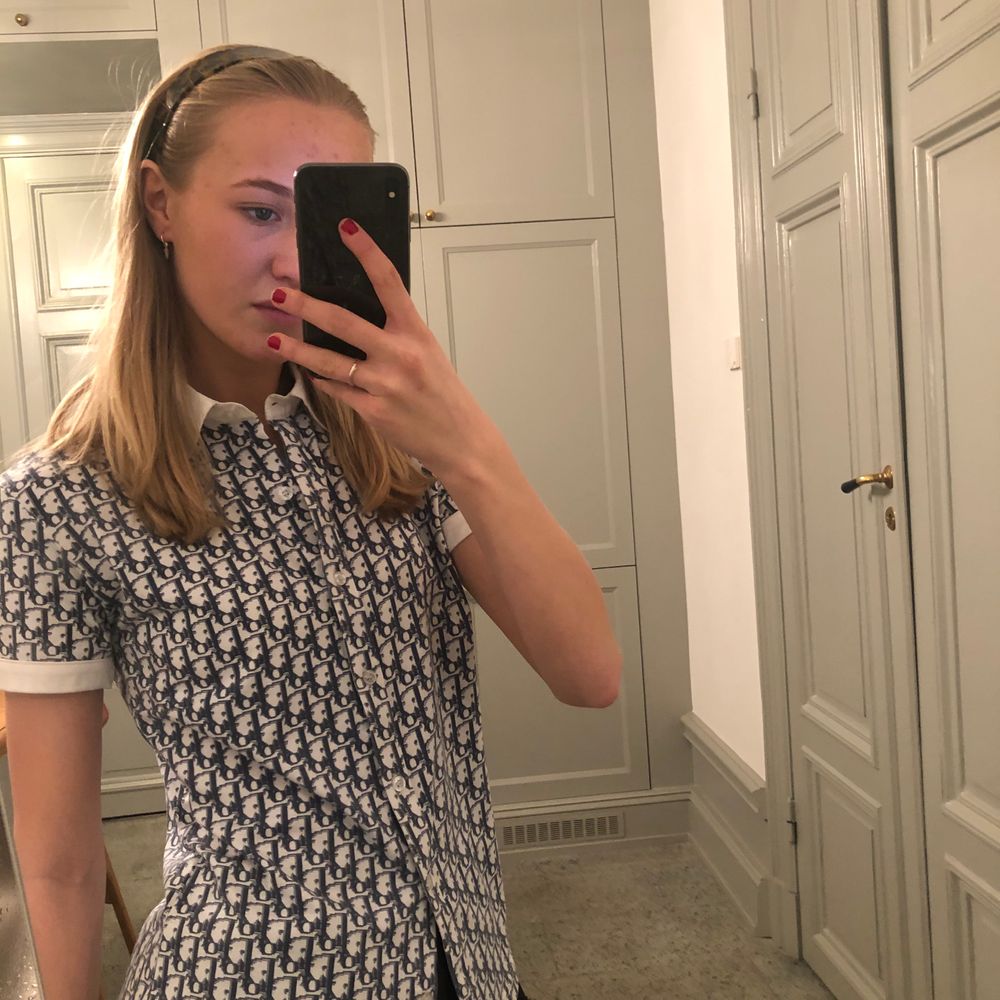 Säljer denna otroligt fina blus i det kända och populära dior mönstret! Storlek M men passar mig som S perfekt! Den ägdes av min mormor och är äkta, jag har tyvärr inga bevis eller kvitton eftersom att den är så gammal men materialet och kvaliten talar för sig själv. Eftersom att den är äkta är priset lite högre men det går alltid att diskutera! . Blusar.