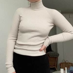 Polotröja  - Fin beige polotröja från Ginatricot i S💜