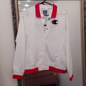 Champions tröja endast provad storlek small - Oanvänd. Bud från 250. Köpare står för frakt