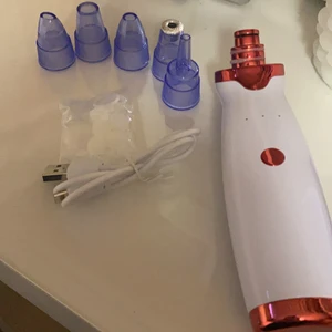 Pore vaccumer  - En pore vaccumer i bra skick. Näst in till oanvänd. De till kommer 5 stycken saker som suger, en laddare och en liten påse med extra saker. Köparen står för frakt