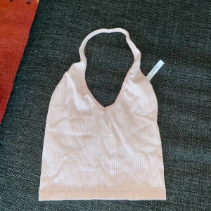 Rosaglittrig halterneck - Ljusrosa glittrig halterneck från Urban Outfitters 💖💖 som ny! Storlek M men passar mig som XS/S💖 köparen står för frakt
