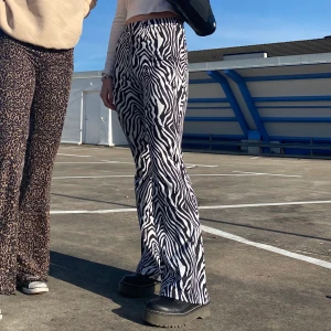 Zebra byxor  - Intressekoll på mina älskade zebra byxor. Funderar på att sälja då de inte kommer inte användning så ofta. Bra skick o storlek xs. Buda gärna i kommentarerna 💓💓
