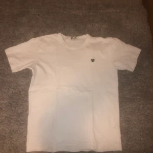 Cdg T-Shirt - Cdg tröja, storlek small (bra condition förutom liten fläck på kragen)                                                                             (Original pris 1000kr)