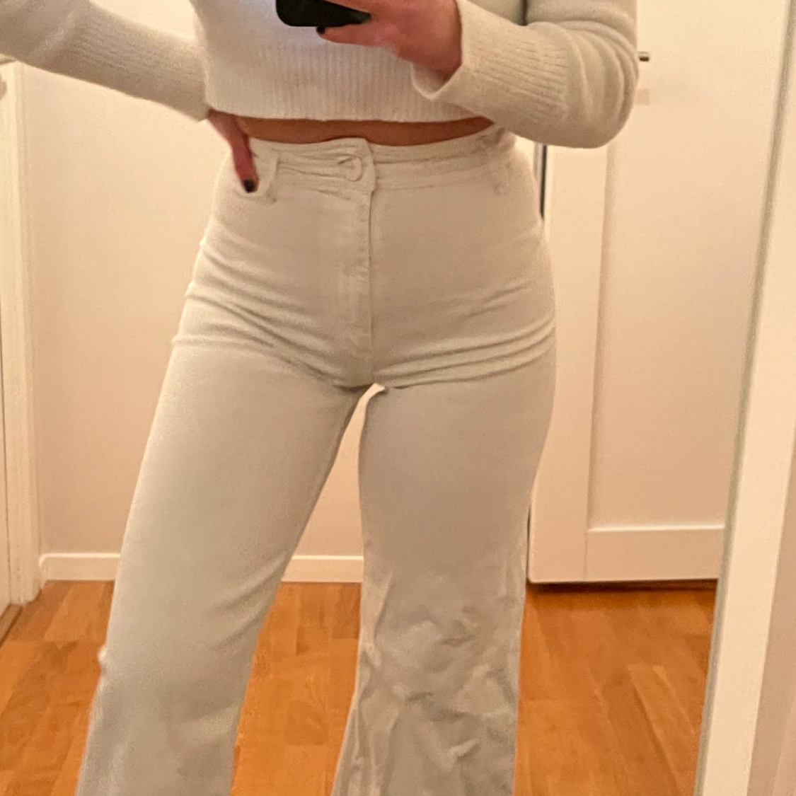 Vita högmidjade jeans  - 90