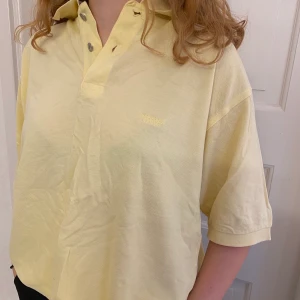 Trussardi jeans gul skjorta - Size L. Modell på bilden 163cm. Nypris ??? Frakten tillkommer