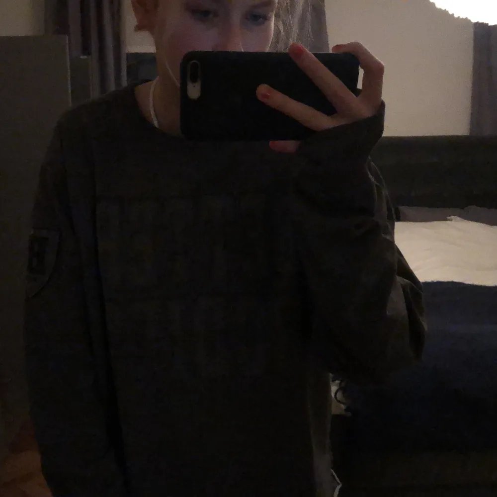 As snygg sweashirt som är köpt på gotland❤️den är i jätte bra kvalete och as snygg som dock tyvär inte kommit till användning❤️. Hoodies.