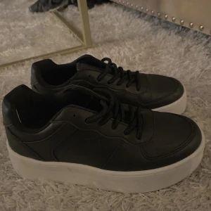 Platå sneakers - endast använda en gång, lite stora i storleken. passar en stor 37a eller 38. 