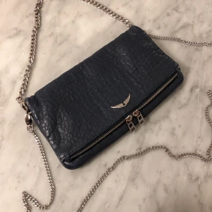 Zadig rock väska  - Väska från Zadig & Voltaire. Den har rostat och har slitage svid kanterna därav pris. Dustbag och båda kedjor medföljer. Kan tänka mig att byta mot en zadig väska i annan modell💕 Nypris ca 3700kr