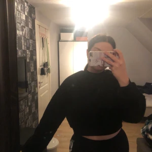 Teddytröja - Sååå fin & bekväm teddytröja som är croppad. Helt ny & endast testad, är lite för kort för min smak så säljer därför den vidare. Storlek XL men mer som L. Köparen står för frakten OBS finns billigare frakt men paketet är isåfall inte spårbart