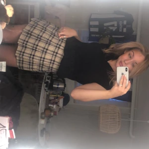 Brun kjol och svart västen  - Säljer både kjolen (strl 36)  och västen (strl L), västen kommer från Oscar Jacobson och kjolen vet jag inte. Köpes antingen tillsamans eller enskilt, skriv för pris och fler bilder🤩🥰🥰