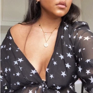 Lioness blus stjärnor  - En blus med stjärnor på med djup urringning! Från märket Lioness!