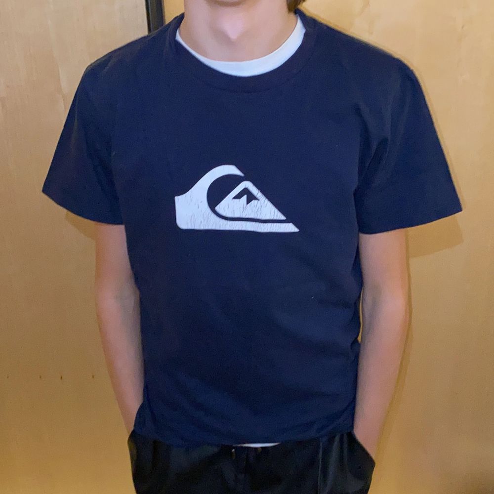 Stilren snygg qucksilver t-shirt. 💙🤍 Jättebekväm, stilren och cool. Bra skick, dock har trycket spruckit lite. 100% cotton/bomull. DM vid intresse/frågor/fler bilder.❣️(Det kan du göra här under där det står ”kontakta”). Avhämtning på Södermalm eller frakt till självkostnadspris.:). T-shirts.