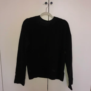 Svart tröja från & other stories  - Populär tröja i stickat material från & other stories. Använd men fortfarande i fint skick. Kan mötas upp i Göteborg eller så står köparen för halva fraktkostnaden 🌟