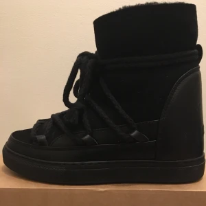 Inuikii skor - Säljer dessa svarta Inuikii skor. De e en kilklack och är fåtalgånger använda ungefär 2gånger men väldigt gott skick, storlek 37 men passar 36-38!! Nypris 2800kr säljs för 1300kr skickas i kartong !!<3 