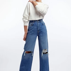 Idun jeans  - Jag säljer ett par av de populära Idun Jeansen från Gina Tricot helt oanvända bara prövade. De hata tyärr bara fått hänga i garderoben då jag har använt andra byxor och jag känner nu att de ska få åka vidare. Prislappen är t.o.m fortfarande på. Originalpris var 599.
