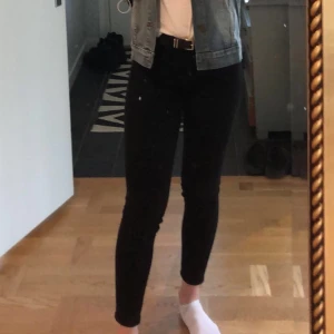 Jeans - Svarta jeans från crocker i modellen 220 skinny,köpta på JC,felfria. Storlek : waist 26 leg 30. Dom är lite försmå för mig som brukar ha strl 36. Köparen står för frakt. Använder ej längre därför är bilden äldre