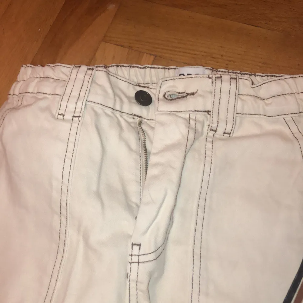 Jättefina cargo pants från Urban outfitters som köptes för flera år sedan, men knappt använda. Jeans & Byxor.