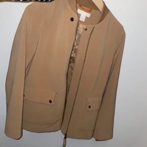 Hm kappa/jacka - Storlek 34, knappt använd, vår jacka/kappa mycket bra skick