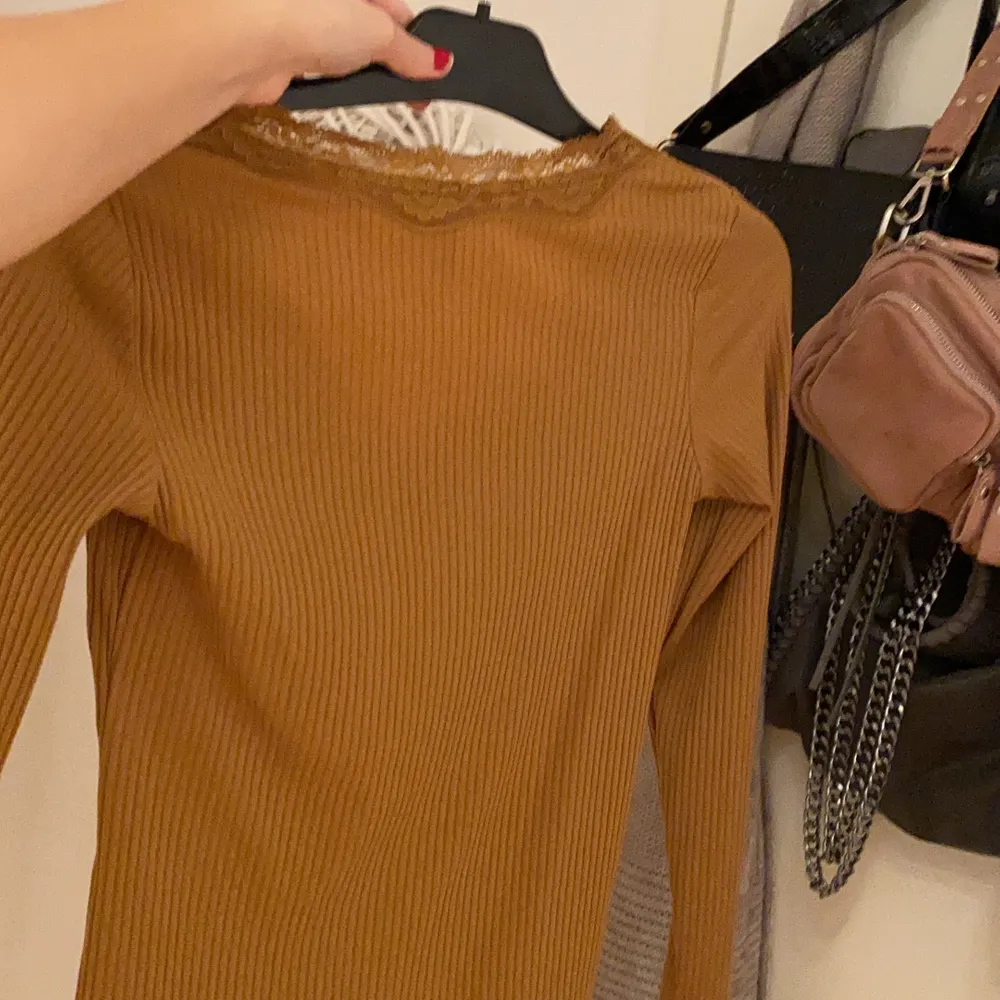 En senapsgul tröja med ett fint mönsterläggning bröstkorgen💓💓💓. Tröjor & Koftor.