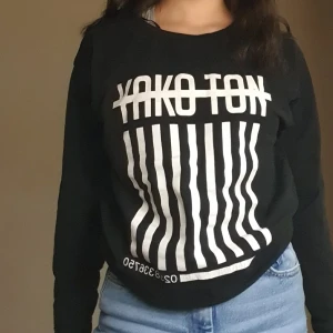 Svart sweatshirt:) - En jättefin svart sweatshirt, skriv privat för mer bilder eller frågor:) (priset går att diskutera)