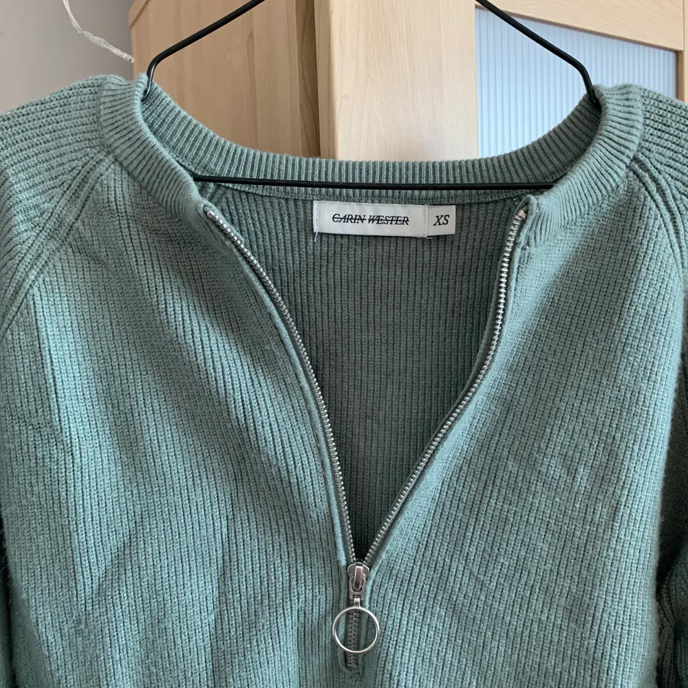 En superfin och skön tröja från Carin Wester. Färgen är en härlig pastell grön färg! Nästan helt oanvänd. Passar även S-M ❣️. Tröjor & Koftor.