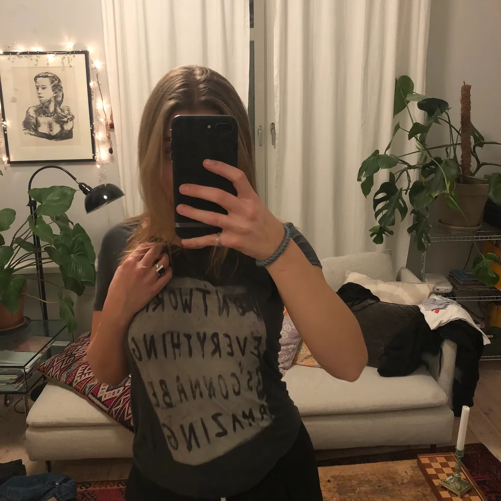 Cool svart eller mörkgrå t-shirt från Crocker med en sliten design (små hål etc) 🥰🤪🤪 i xxs men passar mig som är en m !!. T-shirts.