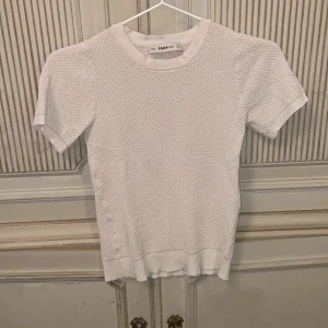 T-shirt zara - En T-shirt från zara i ett prickigt tyg. Den är lite beige-vit. Liten i storlek. Möts upp inne i Stockholm eller fraktar men då bekostar du frakten själv. 