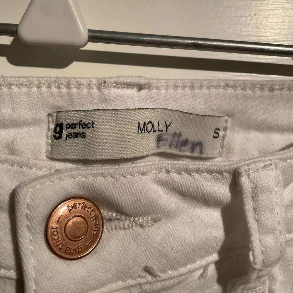 Vita skinny jeans från gina i modellen Molly. Endast använda 1 gång, så i princip helt nya. (Skrivet namn på lappen i midjan, men annars inga defekter) ord. pris: 300 kr. Jeans & Byxor.