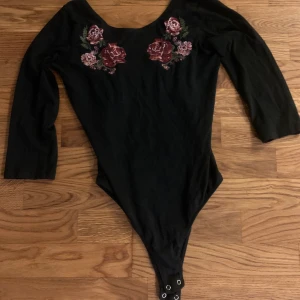 S - En super fin tröja som jag bara har haft på mig en gång🌸 tröjan är öppen i ryggen vilket är en väldigt fin detalj💭 blommorna på denna är väldigt fina🌹